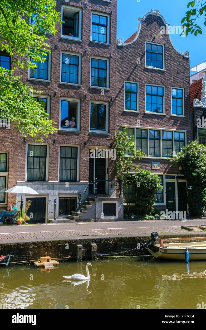 Ámsterdam, Países Bajos - 22 de junio de 2022: Casas antiguas típicas de Ámsterdam Foto de stock