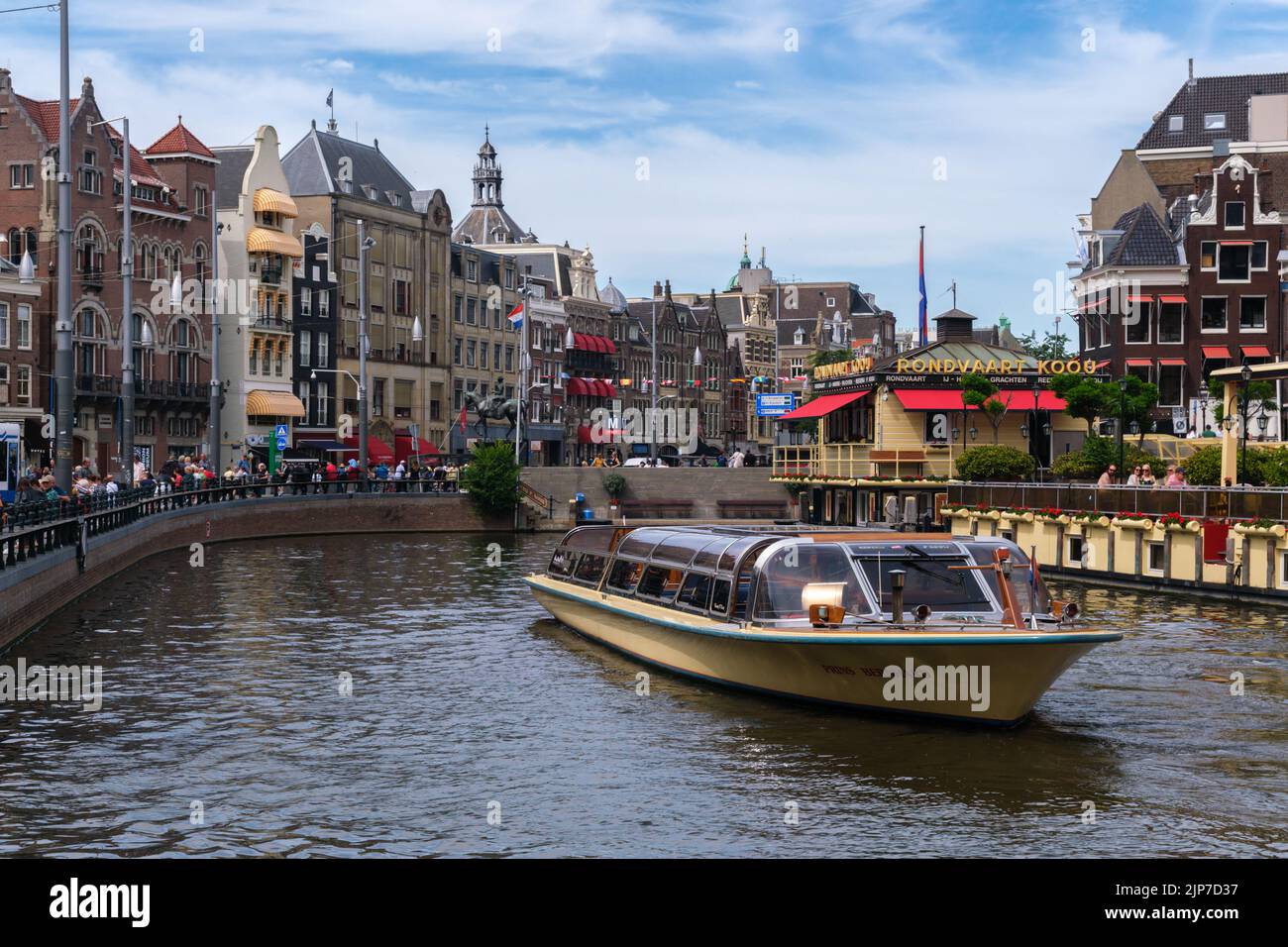 Ámsterdam, Países Bajos - 21 de junio de 2022: Barco turístico en el Canal de Rokin Foto de stock