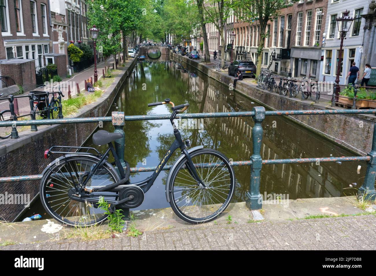 Ámsterdam, Países Bajos - 21 de junio de 2022: El paisaje urbano de Ámsterdam con bicicletas en un puente Foto de stock