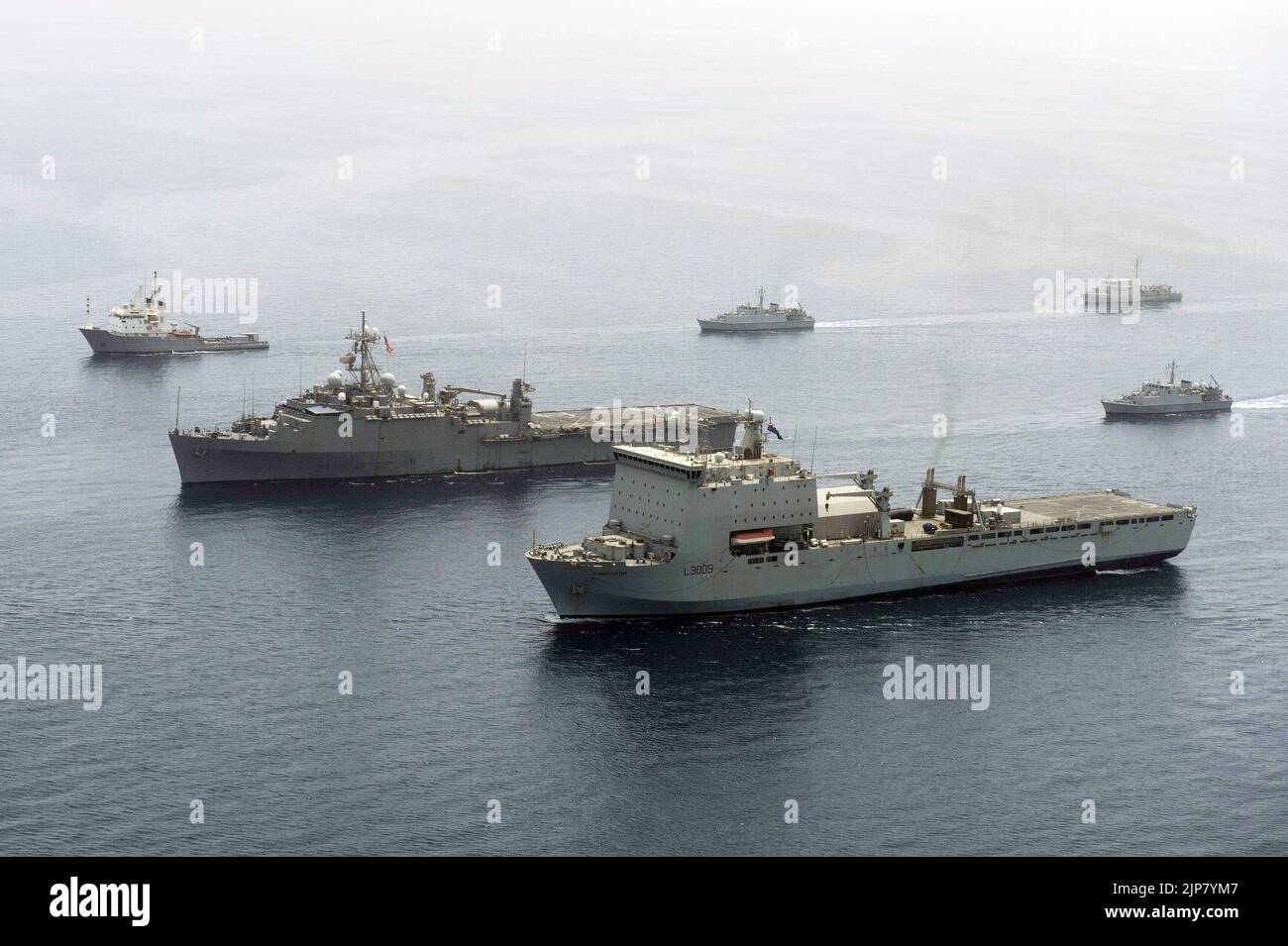 El buque de asalto anfibio auxiliar de la flota real RFA Cardigan Bay (L3009) y la base de puesta en escena delantera a flote (interina) USS Ponce (AFSB(I) 15) lideran una formación de barcos en el Golfo Pérsico el 21 de mayo de 2013 130521 Foto de stock