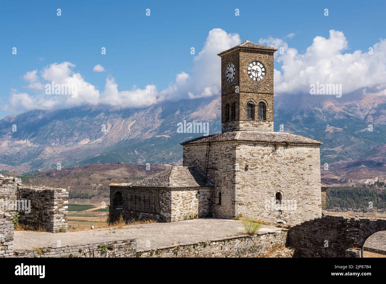 Torre del reloj y fortaleza en Gjirokaster, una hermosa ciudad en Albania donde el legado otomano es claramente visible Foto de stock
