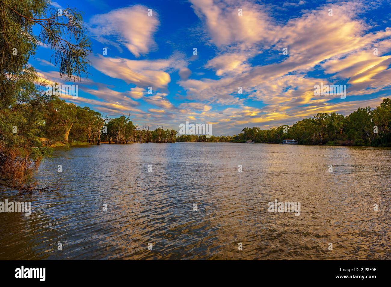 Puesta de sol sobre el río Murray en Mildura, Australia Foto de stock
