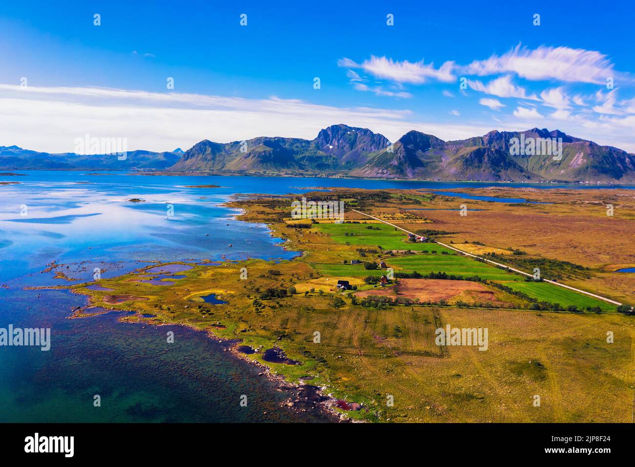 Vista aérea de una carretera que atraviesa las islas Lofoten en Noruega Foto de stock