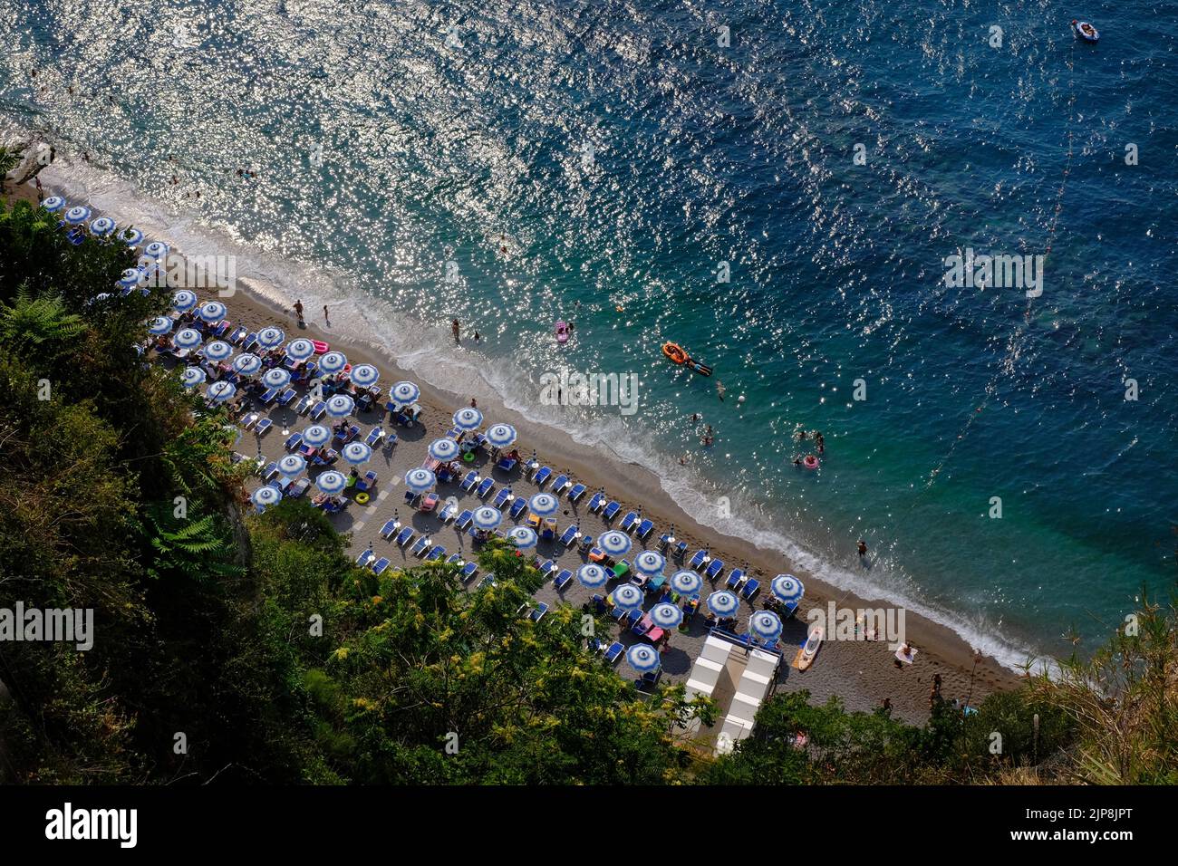 Playa en la costa de Amalfi. Vico Equense, Italia. Foto de stock