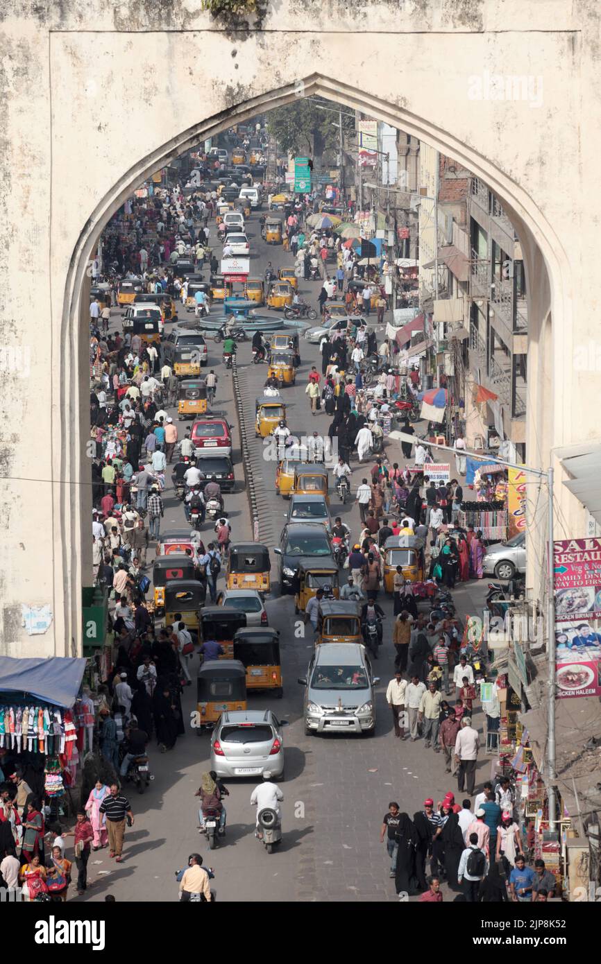 Calle abarrotada en Char Kaman en Charminar, Hyderabad, Andhra Pradesh, India Foto de stock