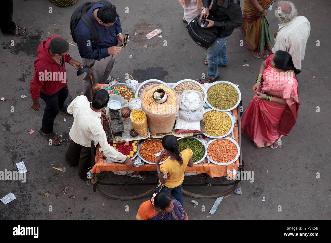 Vendedor de aperitivos cerca de Charminar, Hyderabad, Andhra Pradesh, India Foto de stock