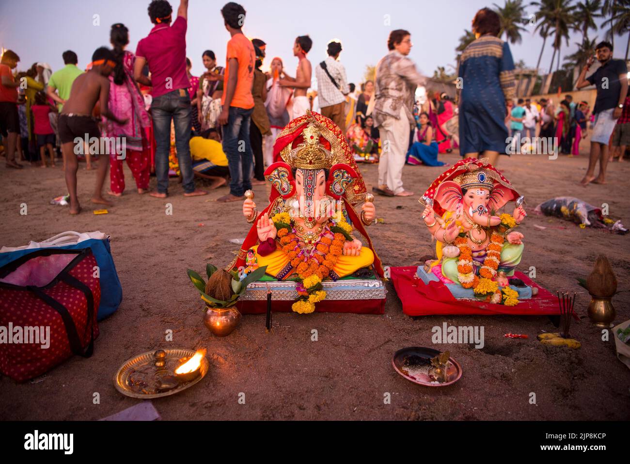 Ídolos del Señor Ganesha, Ganesh Chaturthi, Festival Ganapati, playa Juhu, Bombay, Mumbai, Maharashtra, India Foto de stock
