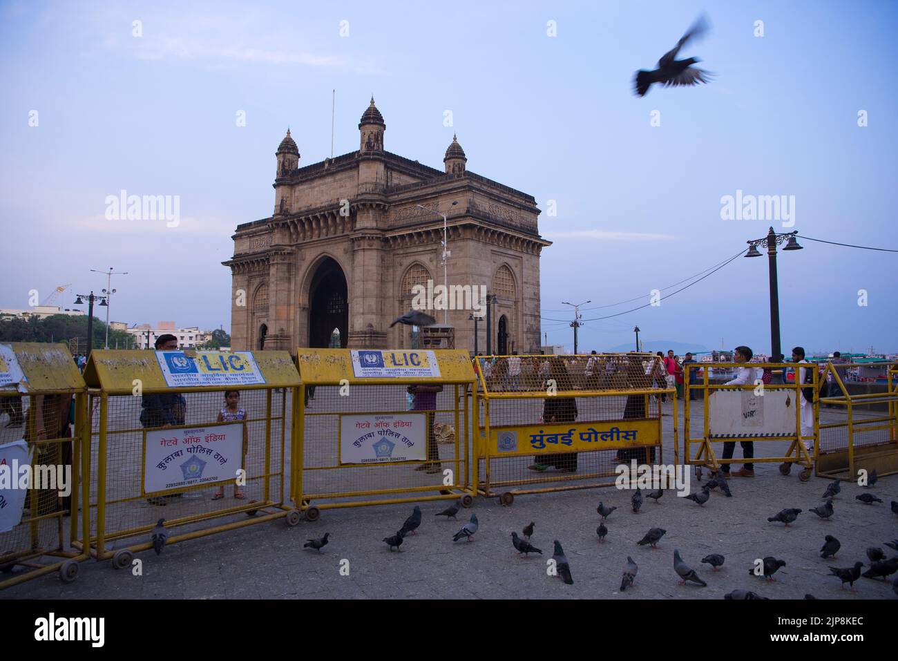 Barricada de seguridad, Gateway of India, Apollo Bunder, Colaba, Bombay, Mumbai, Maharashtra, India Foto de stock
