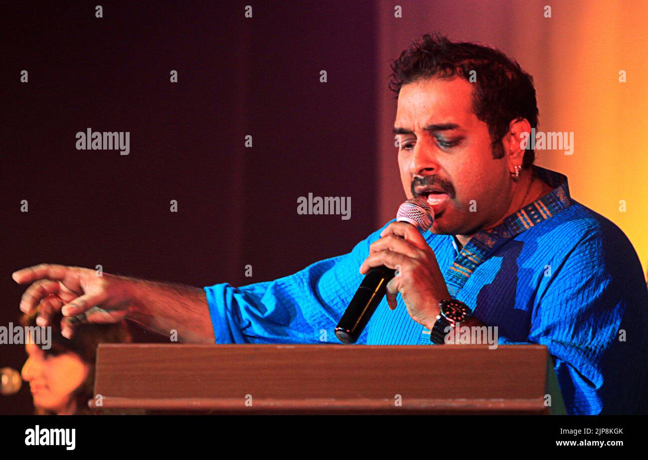 Shankar Mahadevan, compositor de música y cantante cantando en un evento en Mumbai, India el 7 de septiembre de 2012 Foto de stock