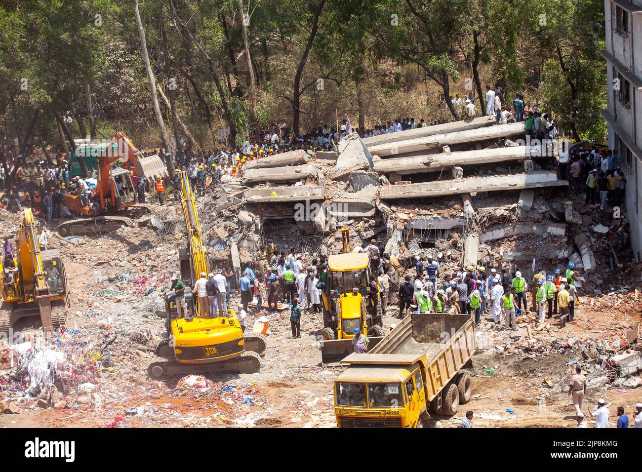 Derrumbe del edificio afortunado, grúa que despeja los escombros, Mumbra, Bombay, Mumbai, Maharashtra, India el 5 de abril de 2013 Foto de stock