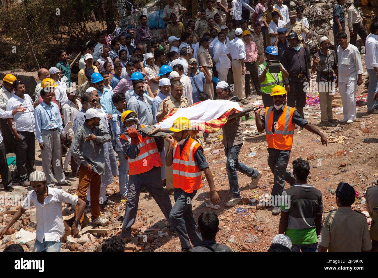 El derrumbe afortunado del edificio, llevando a los muertos en la camilla, Mumbra, Bombay, Mumbai, Maharashtra, India Foto de stock