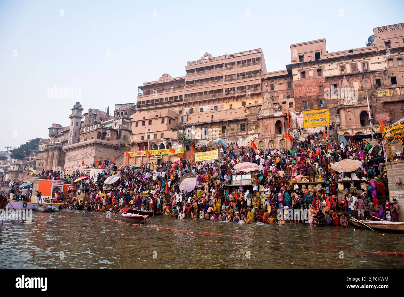 Peregrinos de baño, Ahilyabai Ghat, Ganga río Ganges, Varanasi, Banaras, Benaras, Kashi, Uttar Pradesh, India Foto de stock