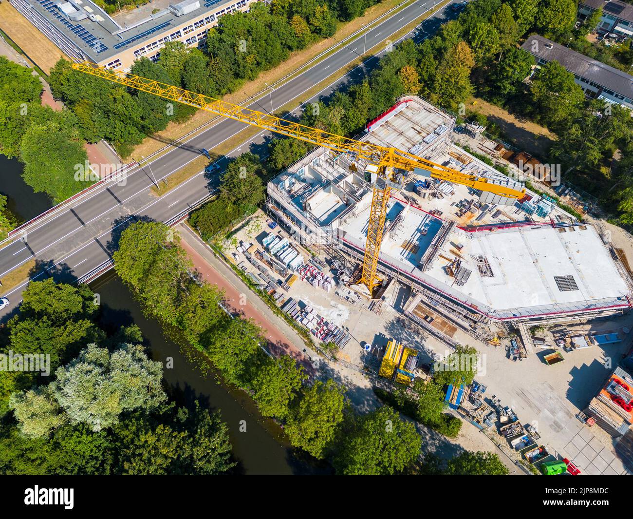 Punto de vista del drone en la grúa grande en el sitio de la construcción en Alkmaar Países Bajos Foto de stock