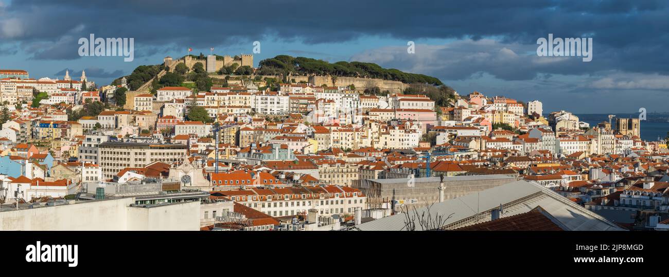 Lisboa, Portugal, paisaje urbano con el histórico castillo de Sao Jorge y el casco antiguo al atardecer Foto de stock