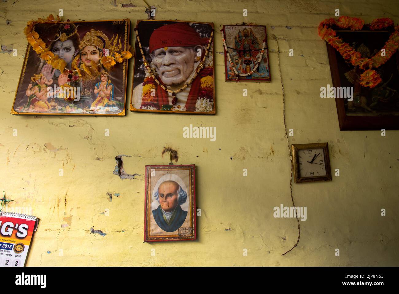 Dioses indios con Samuel Hahnemann, fundador de la Homeopatía, Varanasi, Banaras, Benaras, Kashi, Uttar Pradesh, India Foto de stock