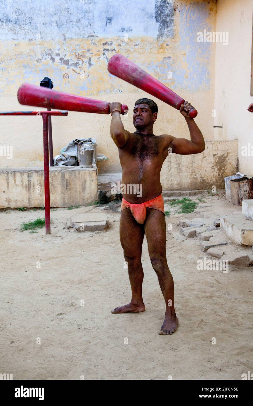 Luchador indio ejercitando con los clubs indios de madera mugdar, Tulsi Ghat, Varanasi, Banaras, Benaras, Kashi, Uttar Pradesh, India Foto de stock