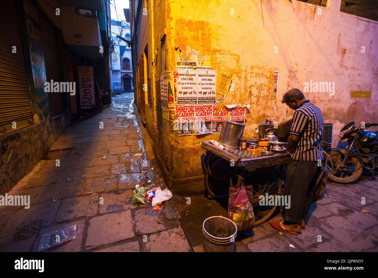 Vendedor de té al borde de la carretera, Varanasi, Banaras, Benaras, Kashi, Uttar Pradesh, India Foto de stock