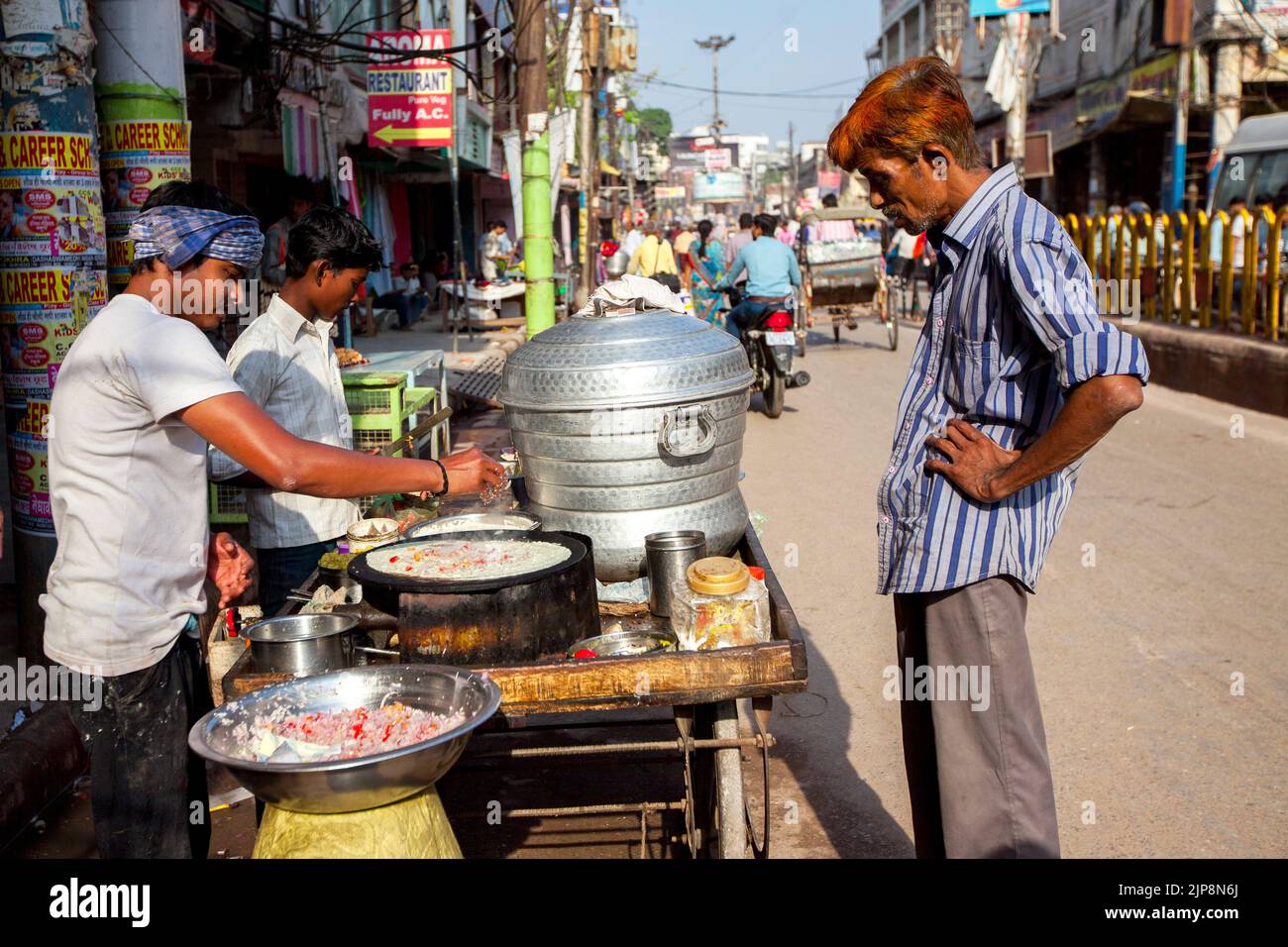 Vendedor de alimentos en carretera, Varanasi, Banaras, Benaras, Kashi, Uttar Pradesh, India Foto de stock