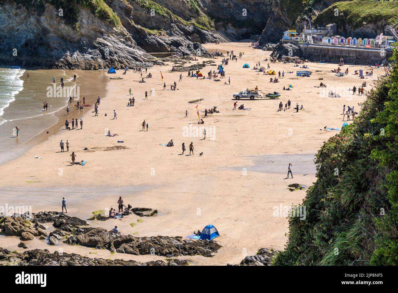 Una playa soleada de Towan en Newquay en Cornwall en Inglaterra en el Reino Unido. Foto de stock