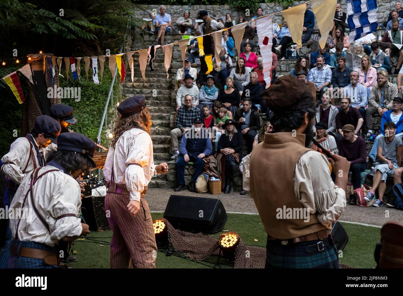 The Old Time Sailers actuando en el Trebah Garden Amphitheatre en Cornwall, Reino Unido. Foto de stock