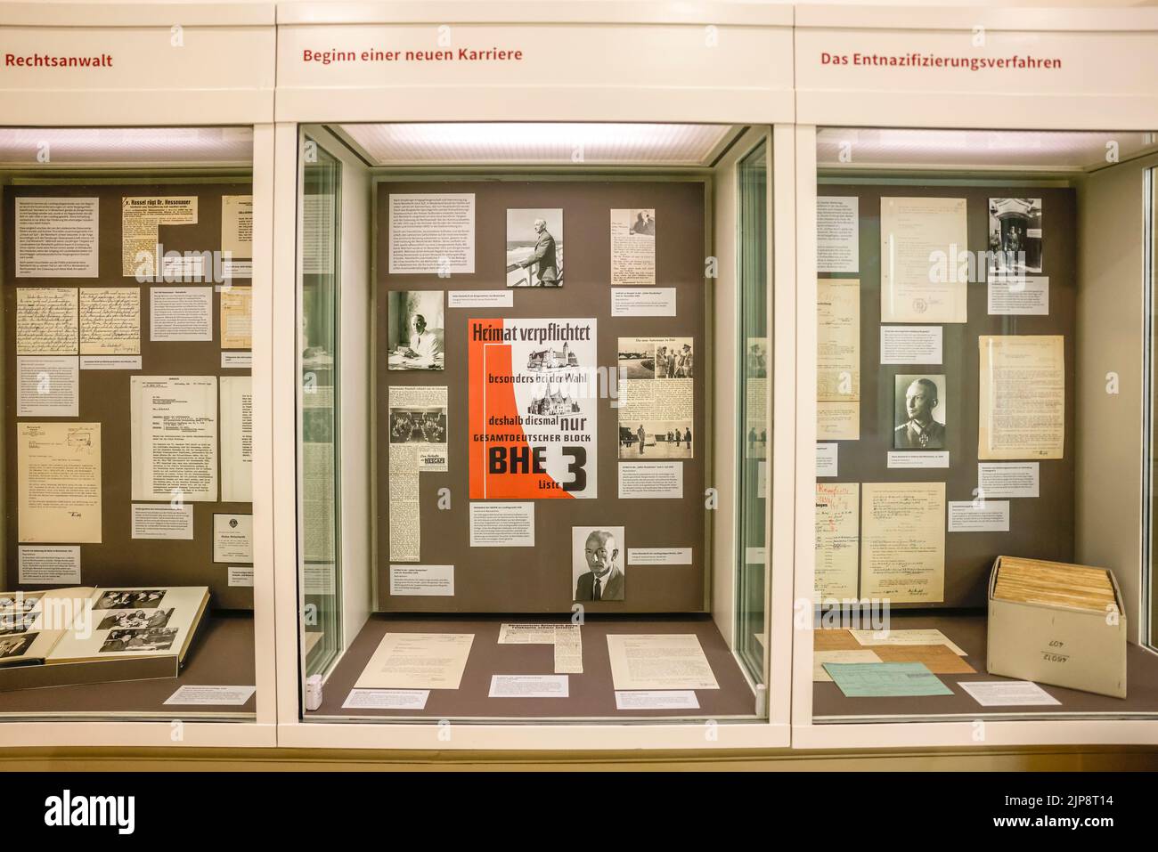 16 de agosto de 2022, Schleswig-Holstein, Schleswig: En los archivos del Estado de Schleswig-Holstein hay vitrinas con documentos y fotografías. El 17 de agosto de 2022, la exposición 'Heinz Reinefarth. Del criminal de guerra nazi al miembro del parlamento del Estado' se abrirá. Reinefarth era un teniente general alemán de las Waffen SS y fue responsable, entre otras cosas, de la represión del Levantamiento de Varsovia, durante el cual decenas de miles de civiles fueron fusilados bajo su mando. Reinefarth nunca fue procesado por sus acciones. Logró embarcarse en una carrera política, convirtiéndose en miembro del Schle Foto de stock