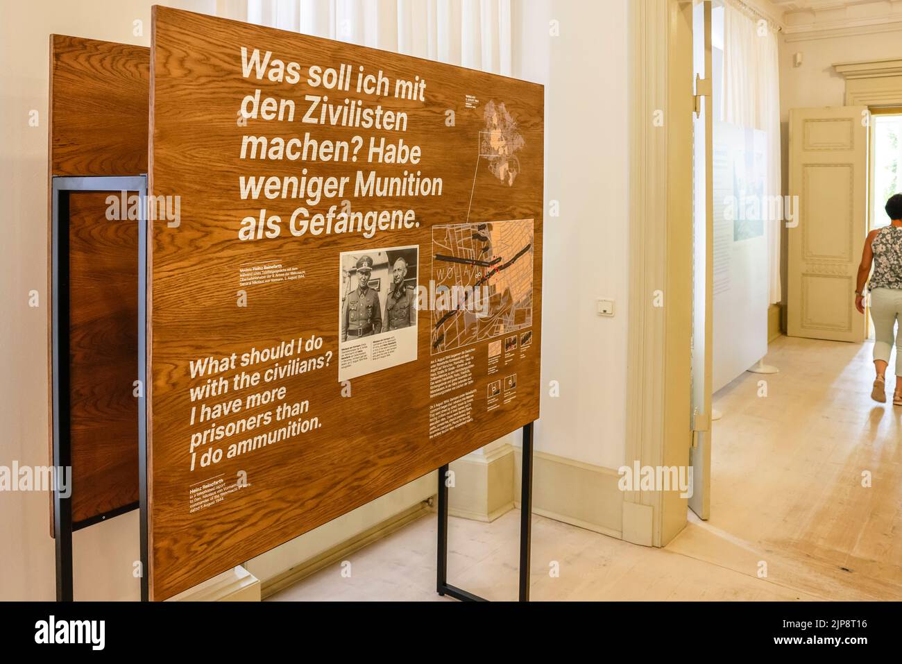 16 de agosto de 2022, Schleswig-Holstein, Schleswig: Existe un comité de información en los archivos estatales de Schleswig-Holstein. El 17 de agosto de 2022, la exposición 'Heinz Reinefarth. Del criminal de guerra nazi al miembro del parlamento del Estado' se abrirá. Reinefarth era un teniente general alemán de las Waffen SS y fue responsable, entre otras cosas, de la represión del Levantamiento de Varsovia, durante el cual decenas de miles de civiles fueron fusilados bajo su mando. Reinefarth nunca fue procesado por sus acciones. Logró embarcarse en una carrera política, convirtiéndose en miembro de la p Schleswig-Holstein Foto de stock