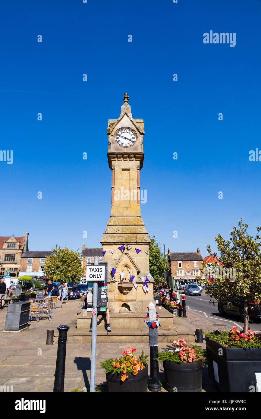Mercado y torre del reloj, Thirsk, North Yorkshire, Inglaterra. Foto de stock
