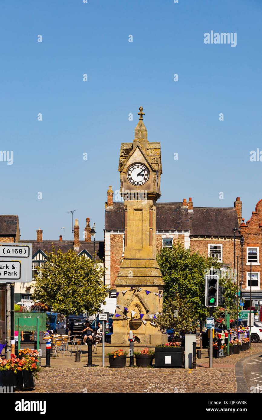 Mercado y torre del reloj, Thirsk, North Yorkshire, Inglaterra. Foto de stock