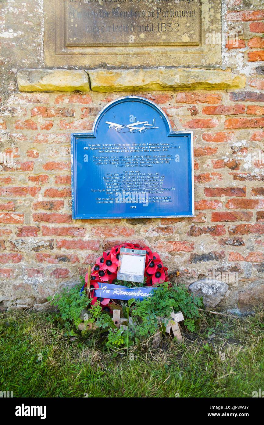 Placa conmemorativa en honor a la tripulación de Un bombardero Lancaster que se estrelló en Studland Moor, desapareciendo el pueblo de Aldborough el 2nd de febrero de 1944 Foto de stock