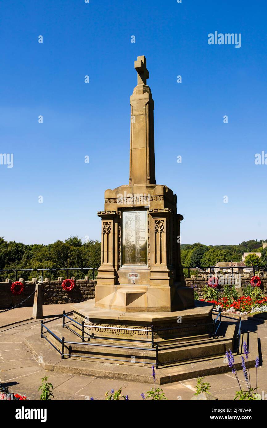 Monumento a la Guerra en el Castillo de Knaresborough. Propiedad de Su Majestad la Reina, arrendada al consejo. Cielo azul. Foto de stock