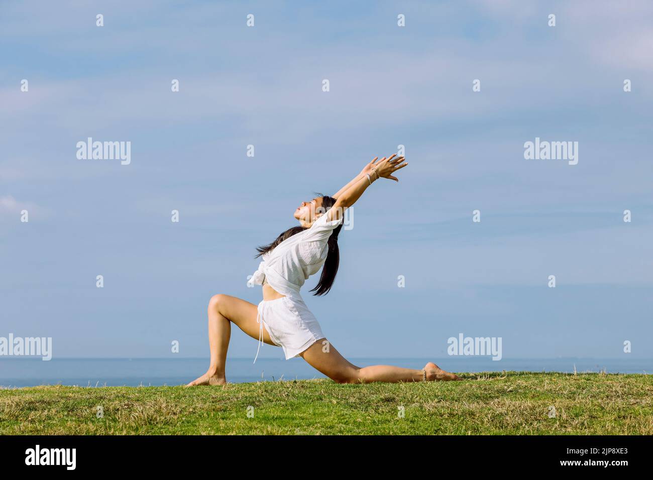 yoga, estiramiento, entrenamiento, yoga al aire libre, ashta chandrasana, yogur, estiramiento, entrenamientos Foto de stock