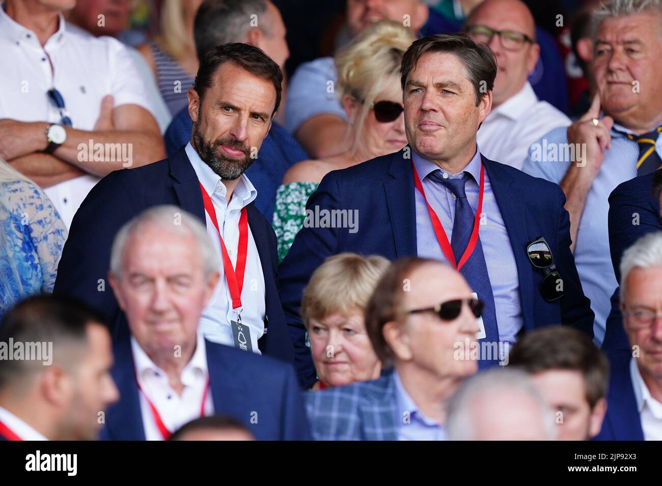 El gerente de Inglaterra Gareth Southgate (izquierda) habla con el CEO de la Premier League Richard Masters (derecha) durante el partido de la Premier League en el City Ground, Nottingham. Fecha de la foto: Domingo 14 de agosto de 2022. Foto de stock