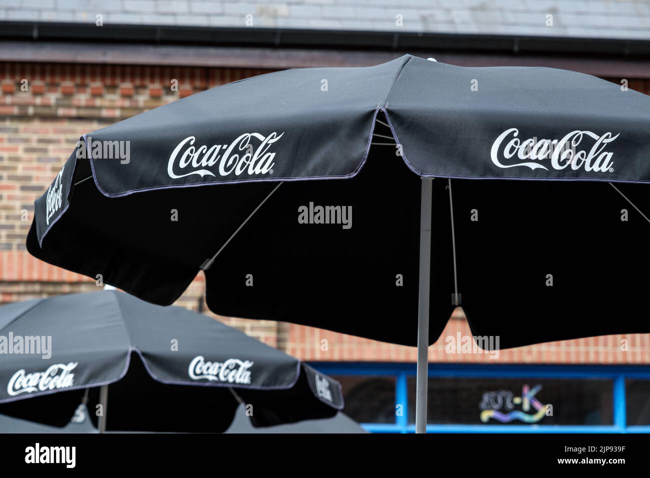 Coca cola parasols fotografías e imágenes de alta resolución - Alamy