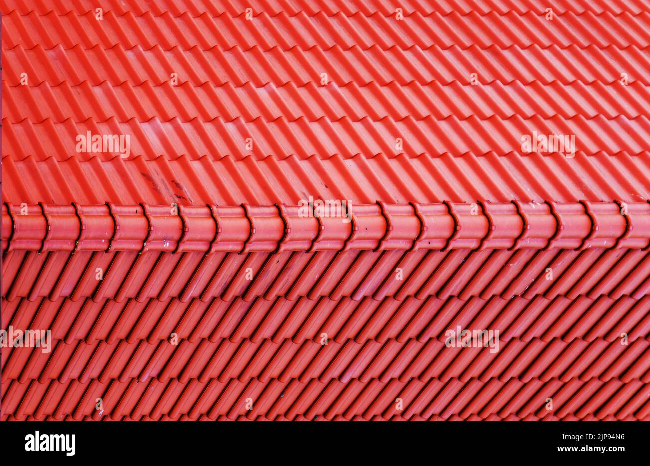 Textura de techo de tejas de metal rojo abstracto, foto de fondo, vista superior Foto de stock