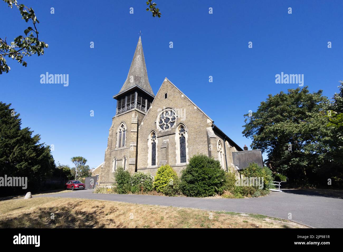 Iglesia anglicana de Londres; Christ Church, Colliers Wood Exterior de Londres en un soleado día de verano, Colliers Wood, Merton, Londres, Reino Unido Foto de stock