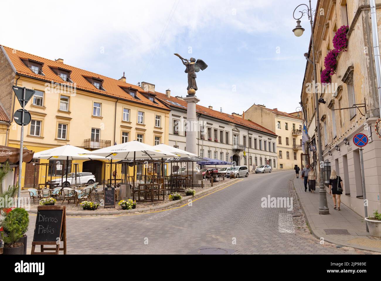 Estatua del Ángel de Uzupis de Romas Vilčiauskas en la Plaza del Ángel de Uzupis, es un símbolo de la república de Uzupis, ciudad vieja de Vilnius, Vilnius Lituania Foto de stock
