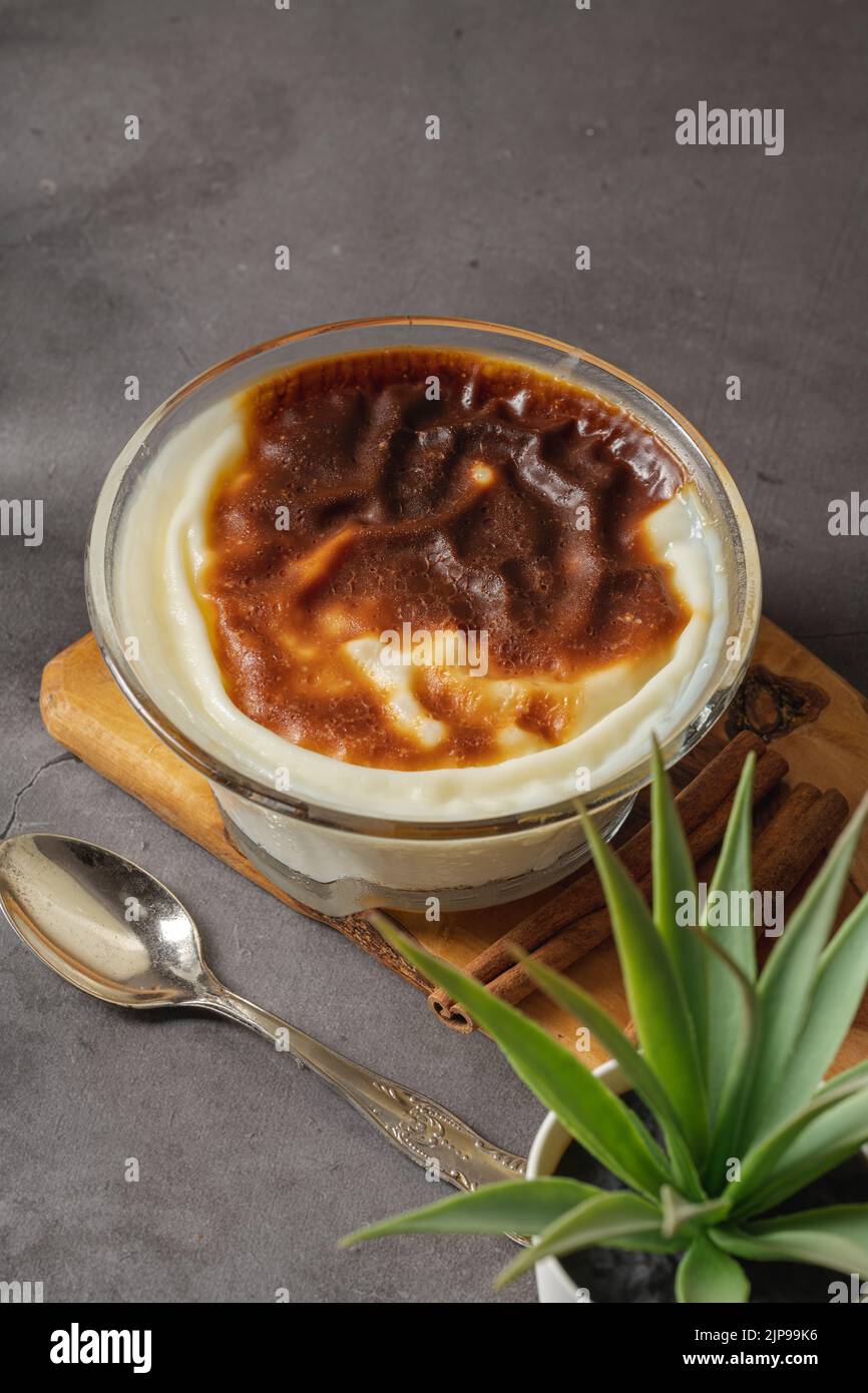Postres tradicionales turcos panadería pudding de arroz Nombre turco Fırın Sutlac en tazón de vidrio Foto de stock