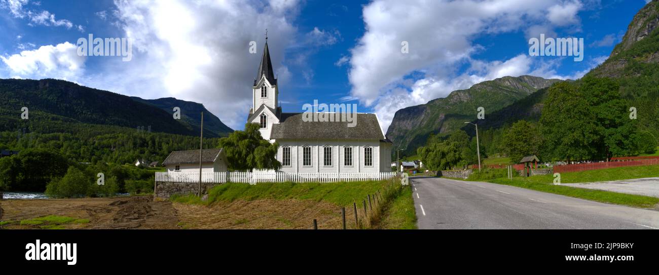 Iglesia blanca en Noruega en Europa gran panorama agradable clima nórdico Foto de stock
