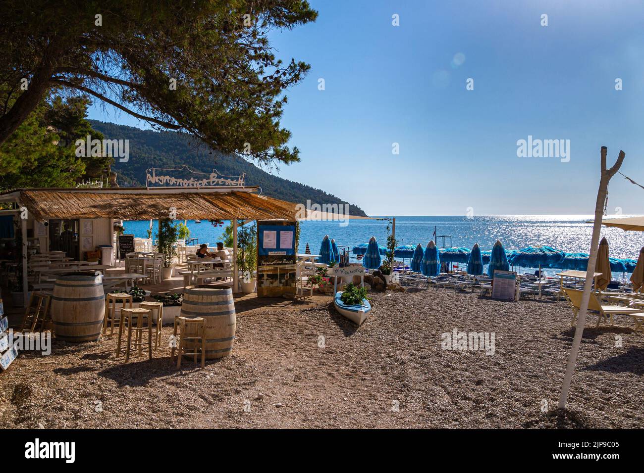 Mattinata, Foggia, Italia 27 de junio de 2021 Vista sobre la icónica playa de guijarros blancos de Vignanotica, Gargano temprano en la mañana Foto de stock