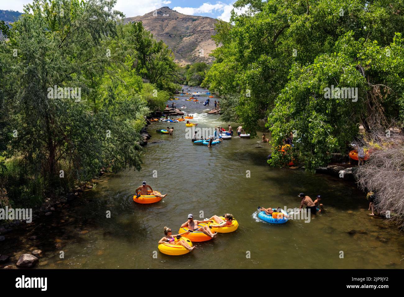 La gente se divierte deslizándose por Clear Creek en verano. Golden, Colorado, EE.UU Foto de stock