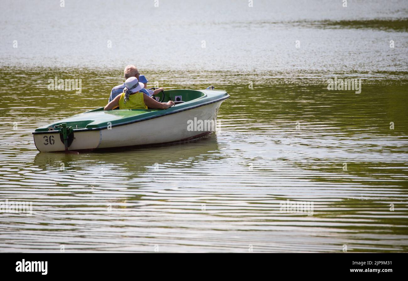 Stuttgart, Alemania. 16th de Ago de 2022. Los visitantes disfrutan de la tarde en el lago Max Eyth y toman un barco a través del lago. Crédito: Christoph Schmidt/dpa/Alamy Live News Foto de stock