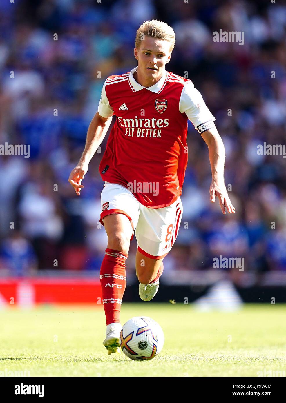 Martin Odegaard, del Arsenal, en acción durante el partido de la Premier League en el Emirates Stadium de Londres. Fecha de la foto: Sábado 13 de agosto de 2022. Foto de stock