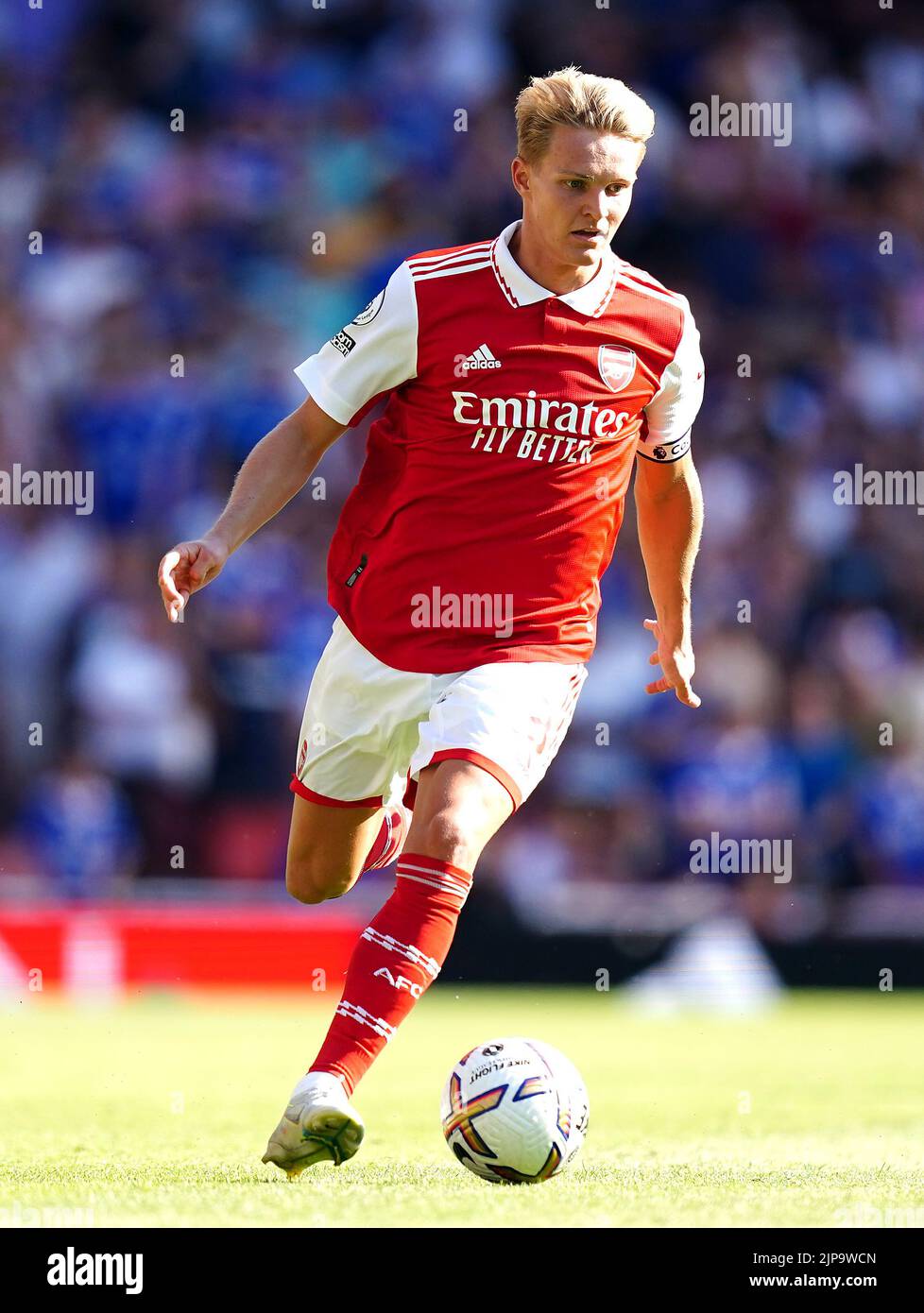 Martin Odegaard, del Arsenal, en acción durante el partido de la Premier League en el Emirates Stadium de Londres. Fecha de la foto: Sábado 13 de agosto de 2022. Foto de stock