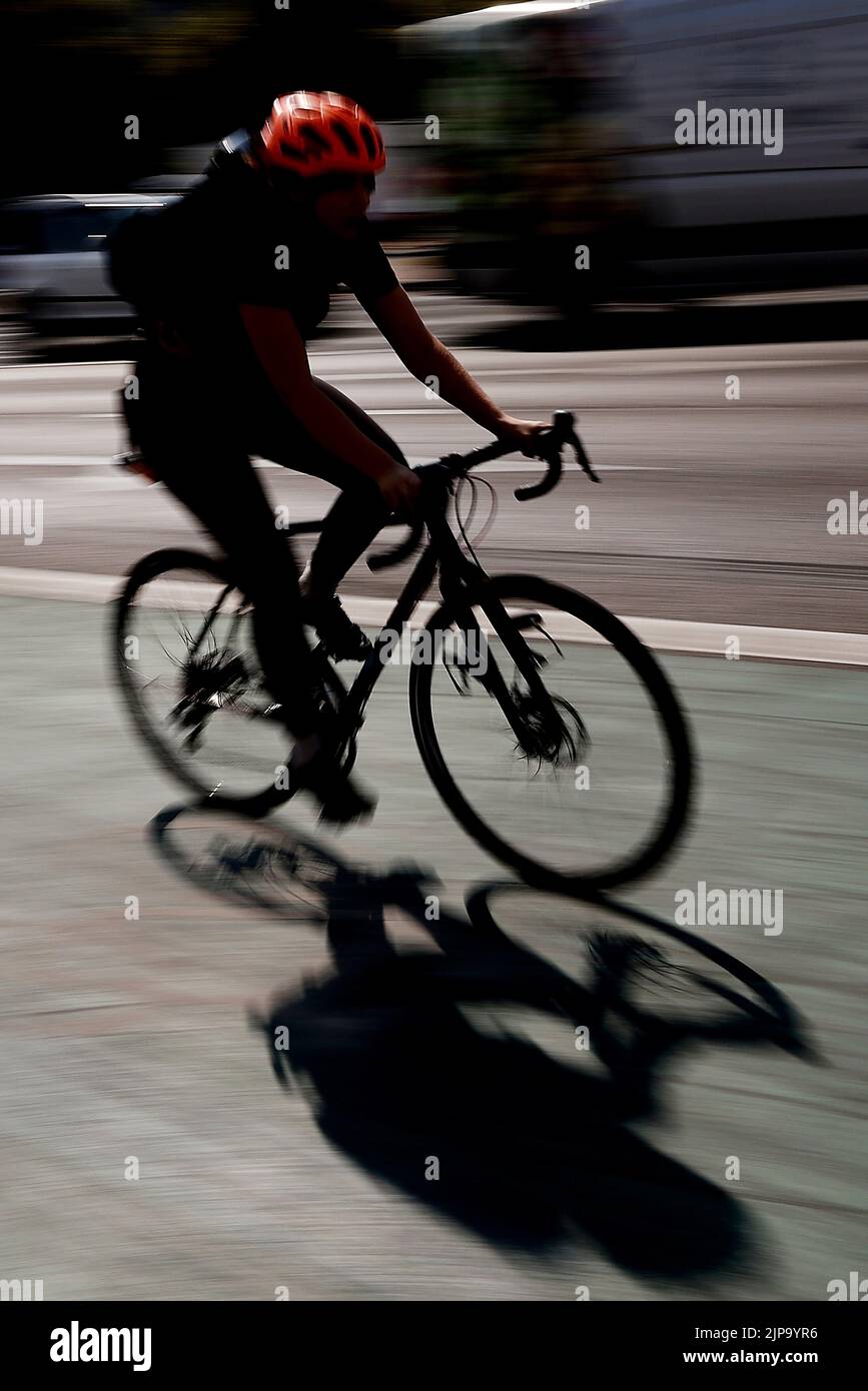 Un Hombre De Collage Con Gafas De Bicicleta De Nariz En La Nariz Foto de  archivo - Imagen de fondo, rueda: 175092854