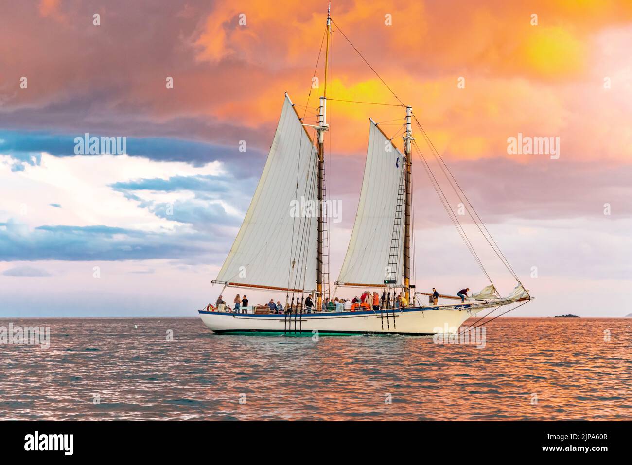 Schooner Appledore II navegando en el oeste de la bahía de penobscot con una increíble puesta de sol Foto de stock