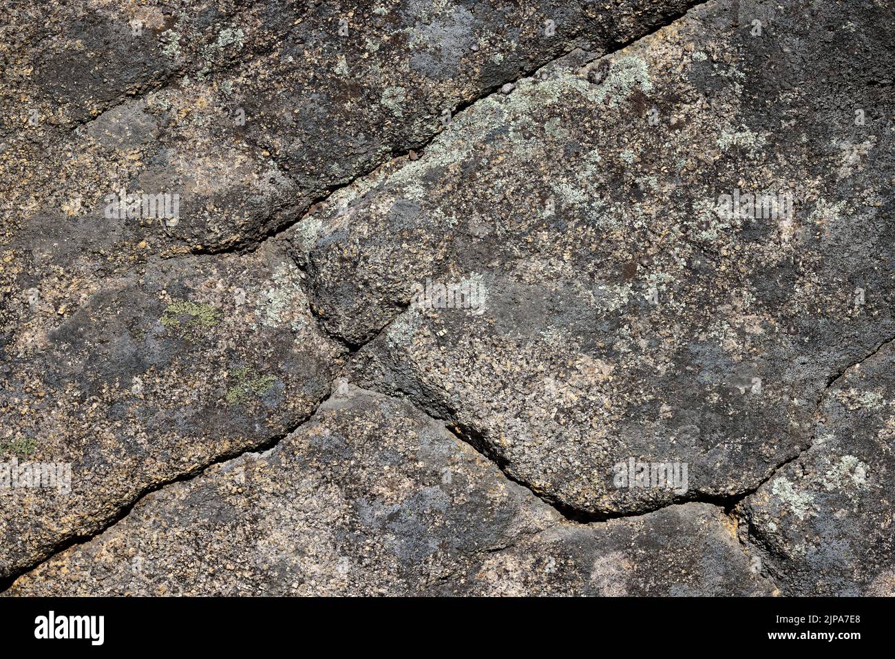 Detalle de una roca de granito. Textura de granito natural. Foto de stock