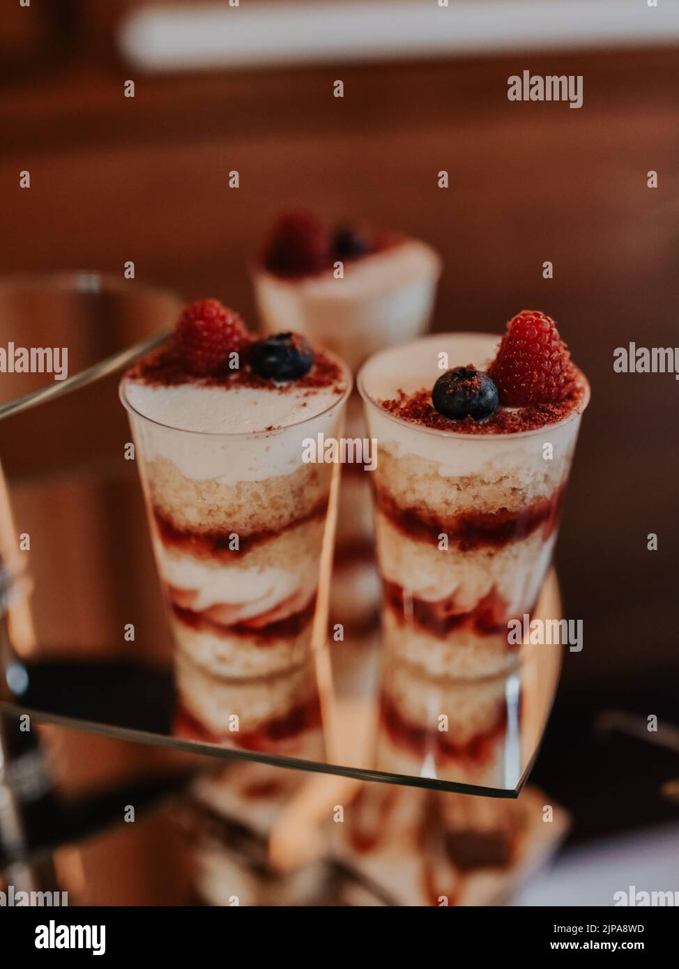 elegantes postres con fresas, bar de dulces con dulces en la recepción