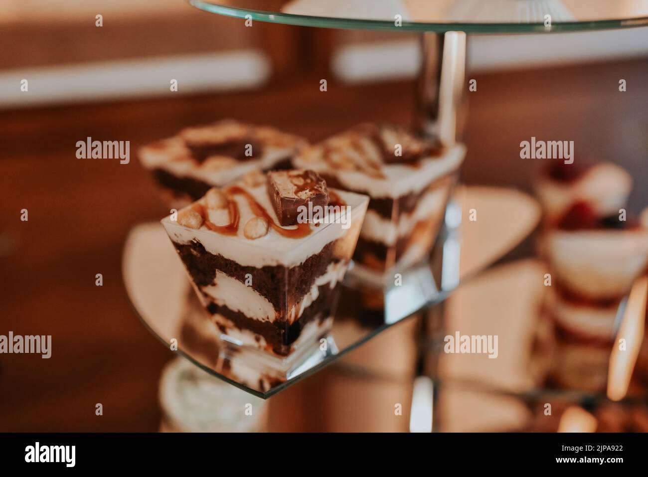 elegantes postres con fresas, bar de dulces con dulces en la recepción de bodas de lujo