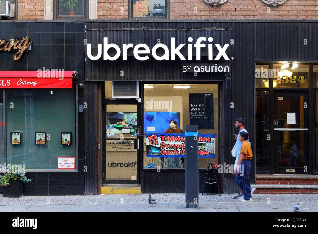 UBreakiFix por Asurion, 1324 Lexington Ave, Nueva York, foto del escaparate de una cadena de tiendas de reparación de computadoras en el Carnegie Hill Upper East Side de Manhattan Foto de stock