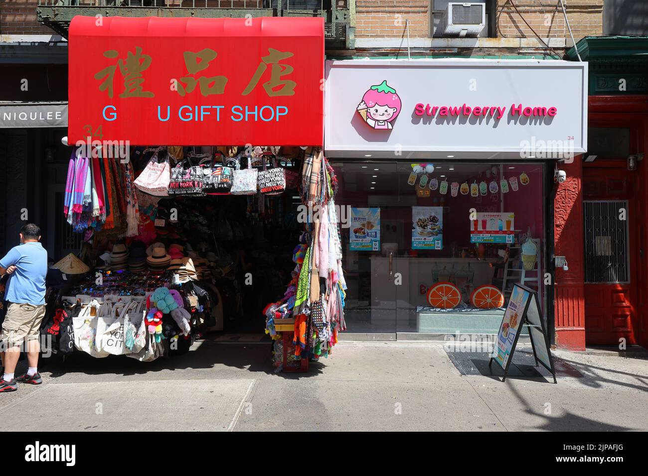 Tienda de regalos, Strawberry Home, 34 Mott St, Nueva York, Nueva York, Nueva York, foto del escaparate de un té de burbujas y una tienda de helados de servicio suave en Manhattan Chinatown. Foto de stock